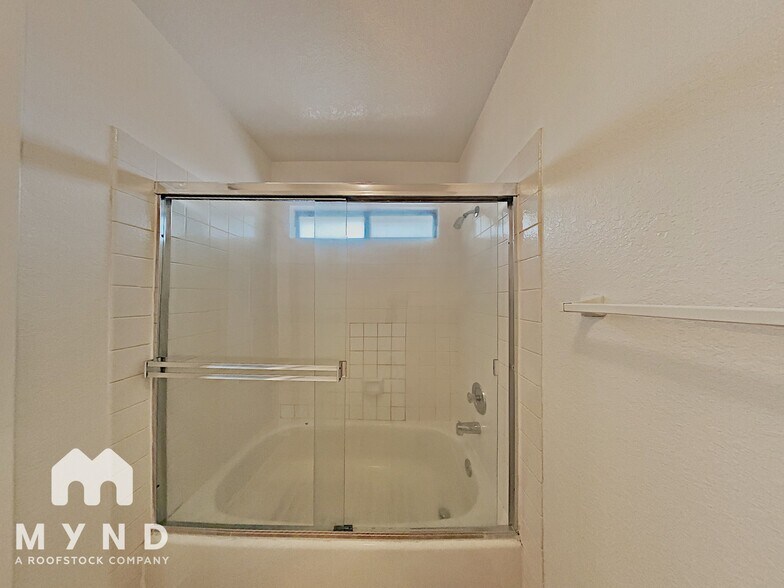 Building Photo - 5922 Shadow Park Dr