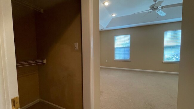 Building Photo - 2 Bedroom, 2.5 Bathrooms Townhome in the H...