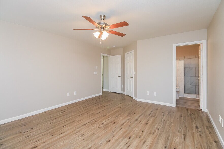 Building Photo - 2468 E Palm Beach Dr