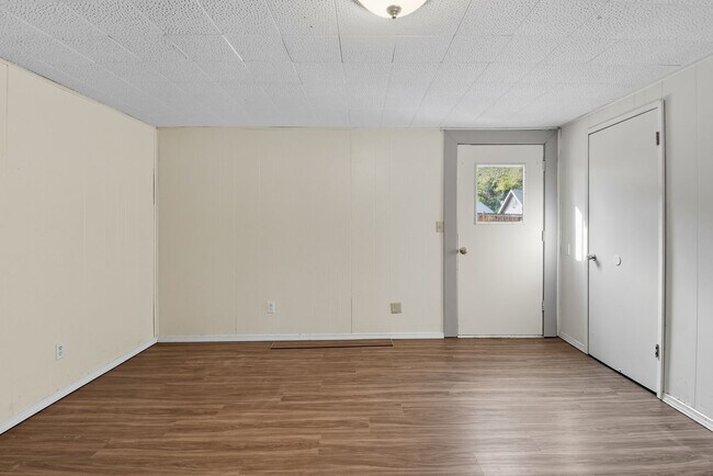 Building Photo - 5Bd/2Ba Bellevue Home