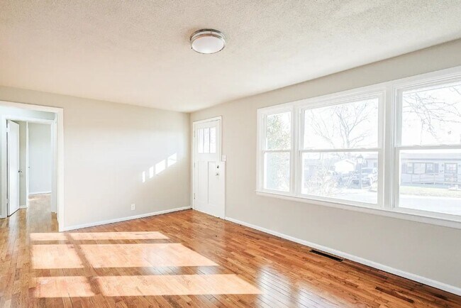 Building Photo - 3713 Woodlawn Terrace