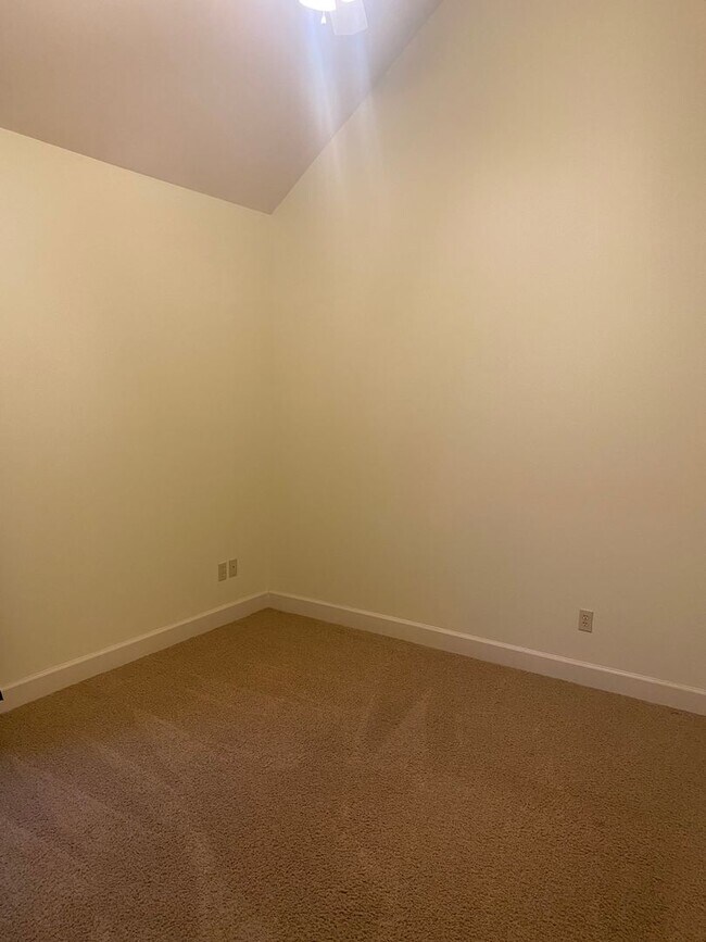 Building Photo - 3 bed / 2 bath Forest Glen