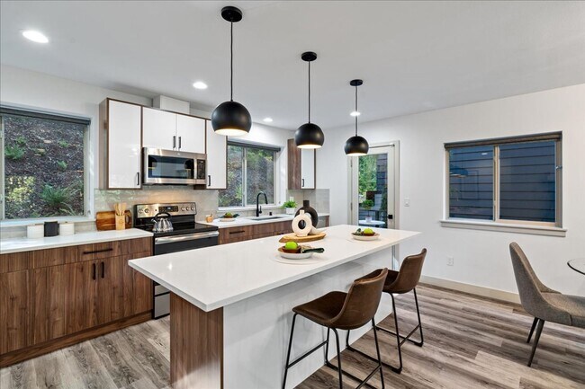 Building Photo - West Seattle - 3 Bedroom - 2.5 Bathroom w/ AC!