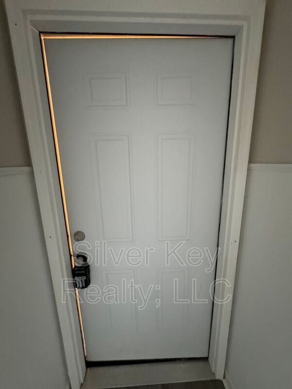 Building Photo - 123 S Victoria Rd