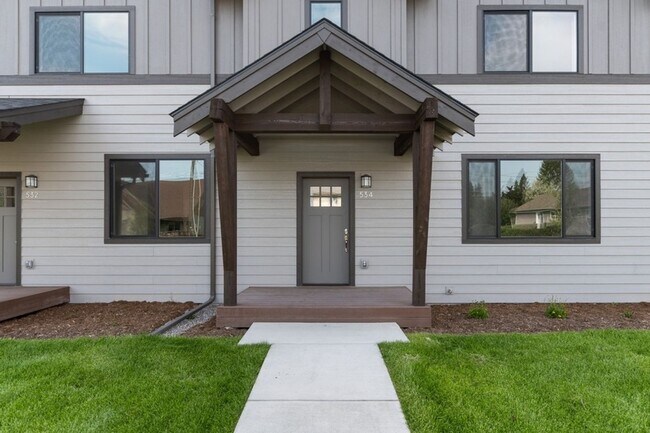 Building Photo - 3 bedroom, 2.5 bath townhome, minutes from downtown Whitefish