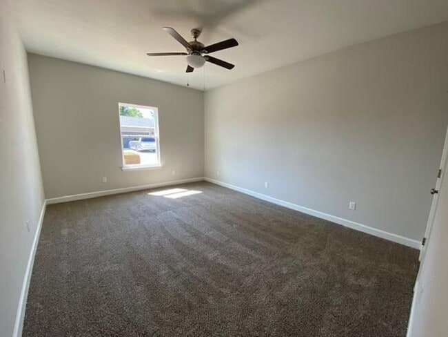 Building Photo - 3 Bedroom Brick Home with Modern Finishes!