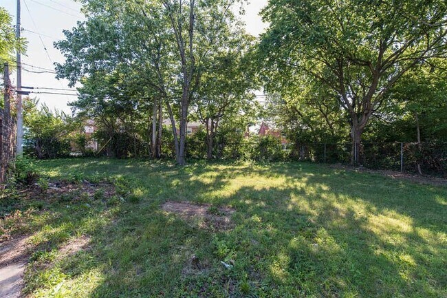 Building Photo - Spacious 4-Bed, 2-Bath Home for Comfortabl...