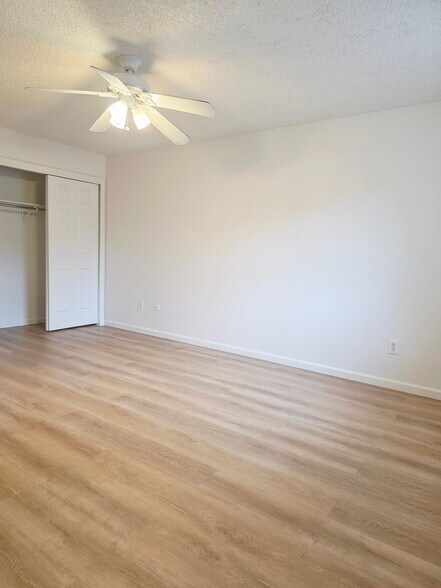 Building Photo - 5880 S Kingston Way