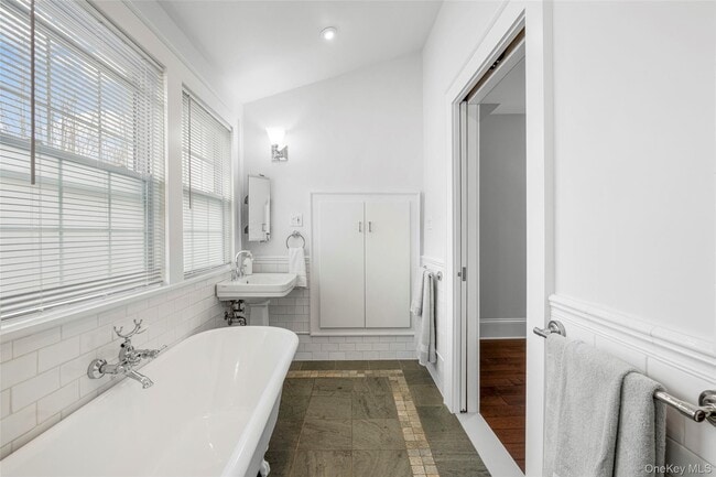 Building Photo - 225 Larchmont Ave