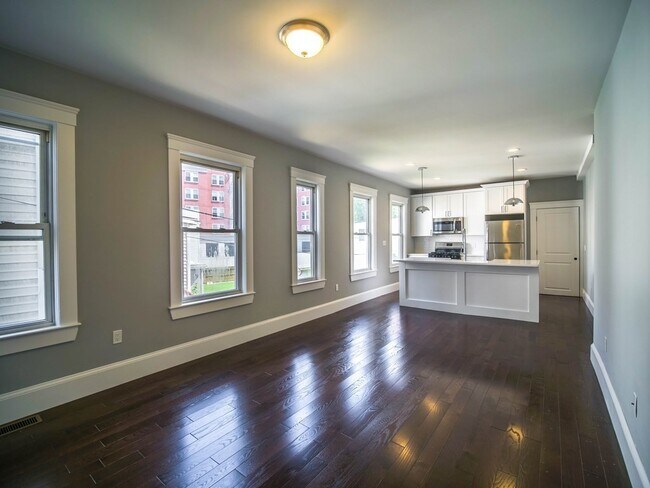 Building Photo - 183 Chelsea St