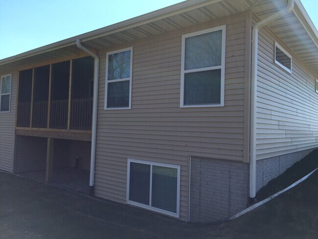 Building Photo - 536 Meadow Oak Cir