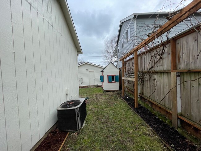 Building Photo - Charming and Updated 1913's Home! Woodstoc...