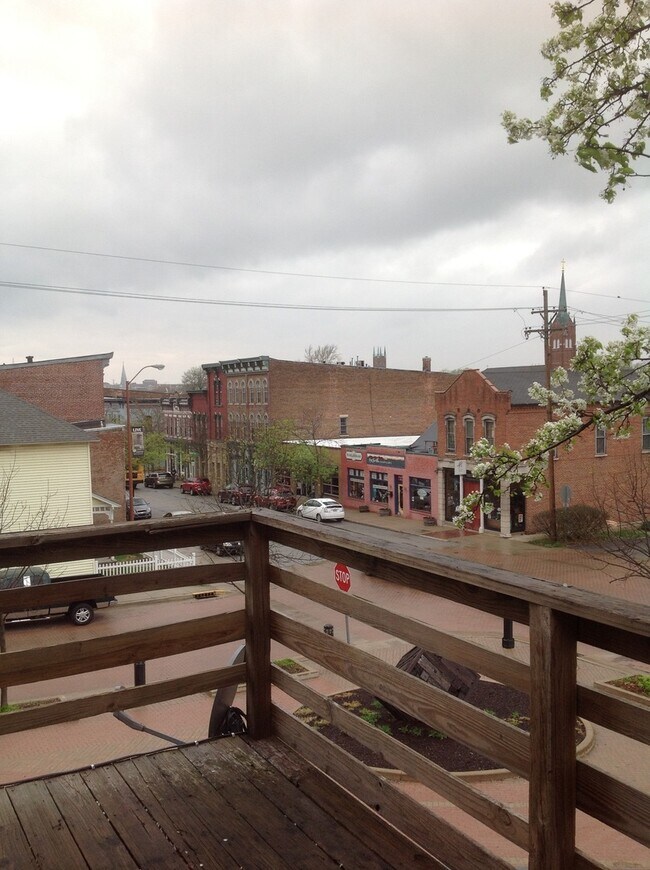 Building Photo - 1 Bedroom 1 Bath Upstairs Downtown Lafayette