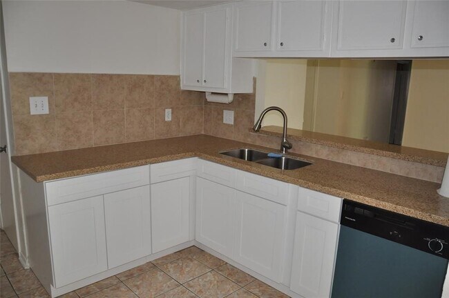 Building Photo - 5519 Caversham Dr