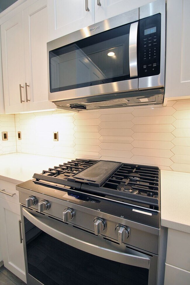 Building Photo - Impeccable 3 Bed/2.5 Bath Townhome located...