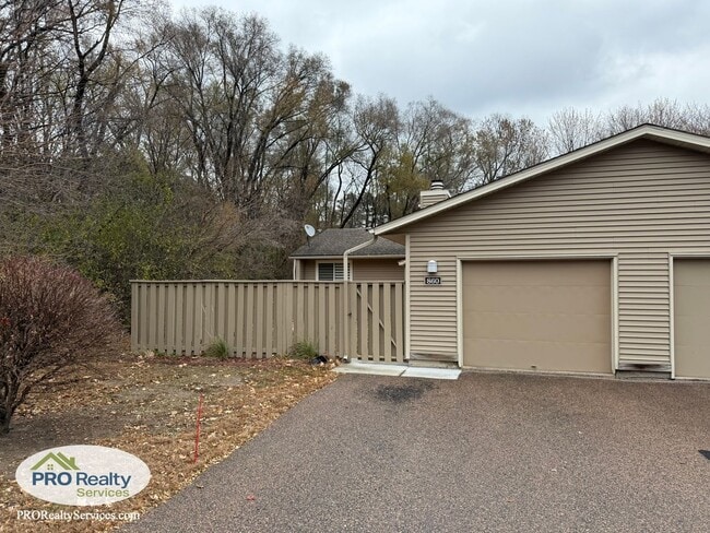 Building Photo - 2 Bedroom Townhouse **50% off December's Rent with a December 2025 Move In**