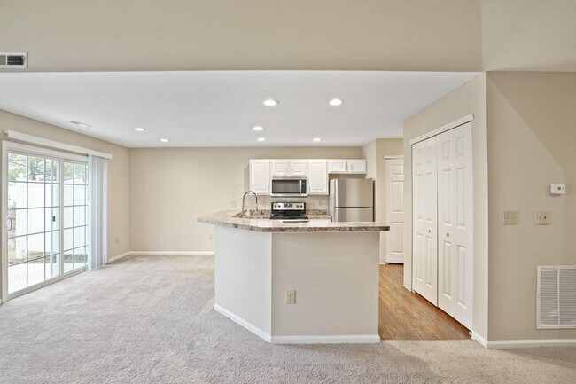 Building Photo - 5004 Stratford Pine Ln