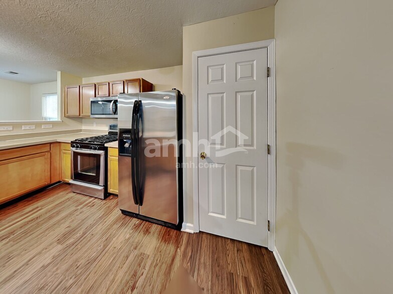 Building Photo - 1245 Cloverview St