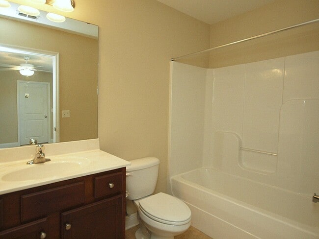 Building Photo - SINGLE BEDROOM & BATHROOM AVAILABLE in a 4x4 house $425/mo