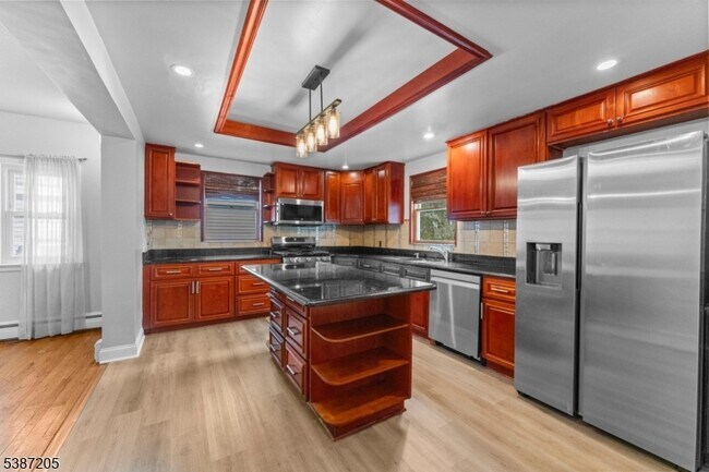 Building Photo - 14 Brookwood Dr