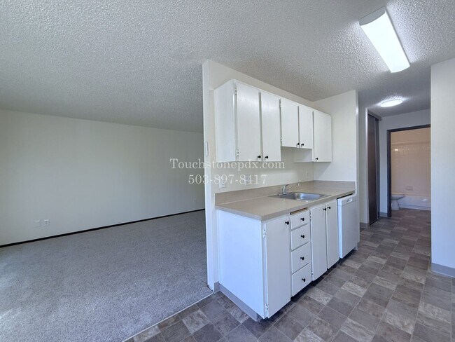 Building Photo - 5804 SE Milwaukie Ave