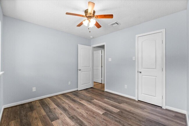 Building Photo - 3319 Meadowcreek Dr
