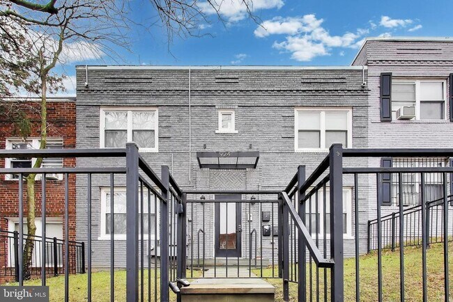 Building Photo - 924-919 19th St NE