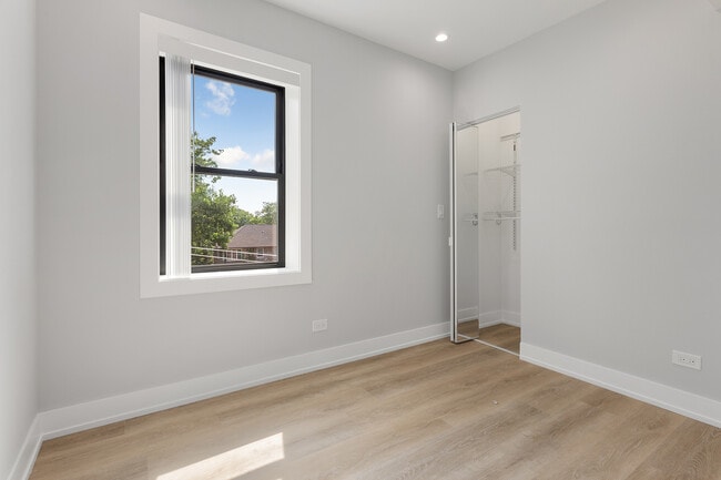 Building Photo - 1550 W Juneway Terrace