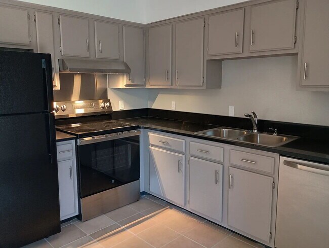 Building Photo - "Charming and Newly Updated 2-Bed Duplex Retreat in Hendersonville – 900 Sq Ft of Cozy Living!"