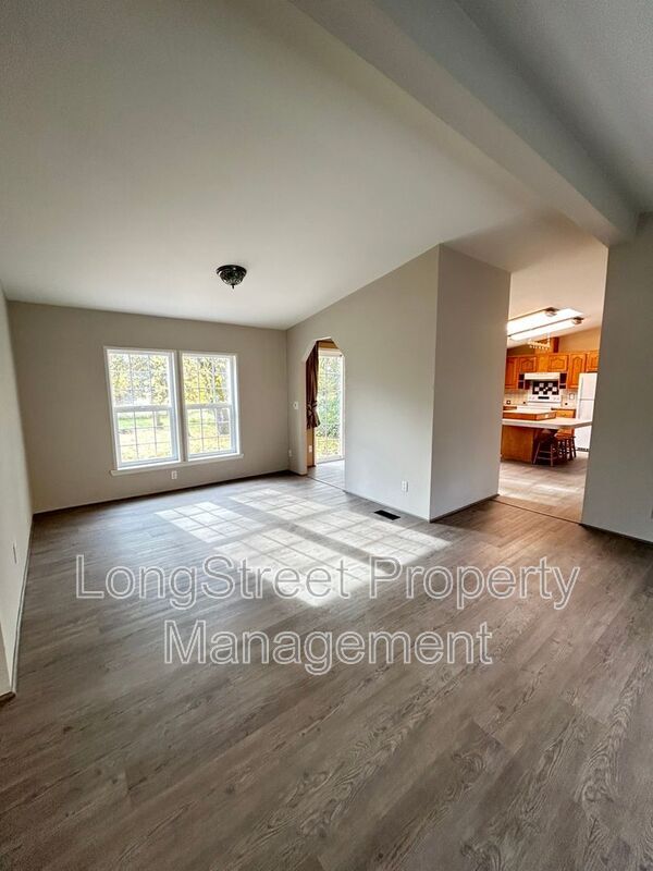 Building Photo - 2520 NW Robinhood St