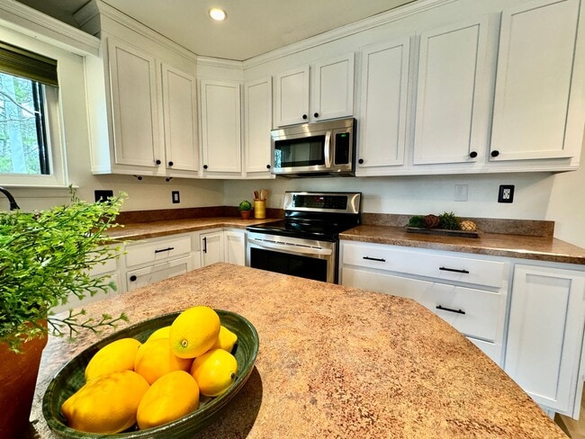 Building Photo - READY 06-11-26!! Fantastic Condo By The Beach! Fenced Patio - All Appliances - Community Pool!