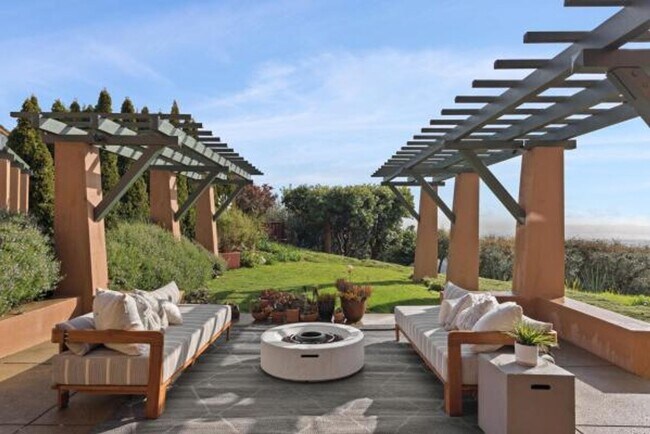 Building Photo - Luxury Living Above The Bay -- Iconic views!