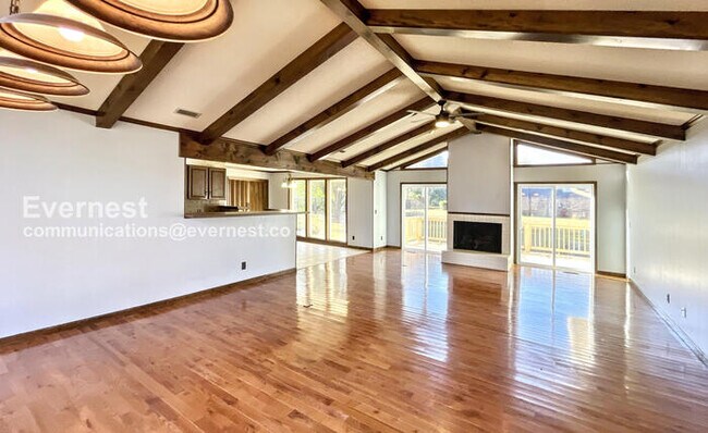 Building Photo - 3 Bed/2 Bath Home with Garage / Pet-Friend...