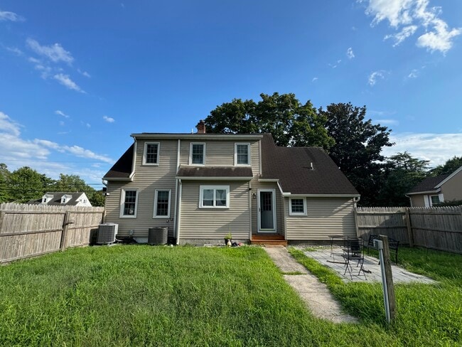 Building Photo - 129 Laurel Rd