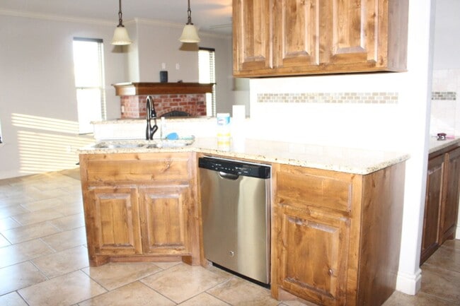 Building Photo - Southwest home, close to hospital, shopping, restaurants and easy access to FT Sill