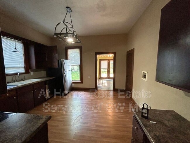 Building Photo - 818 W Monroe Terrace