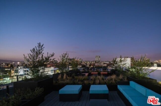 Building Photo - 1038 S Mariposa Ave