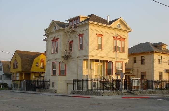 Building Photo - 850 6th Ave