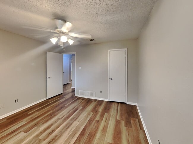 Building Photo - DARLING DUPLEX READY NOW!