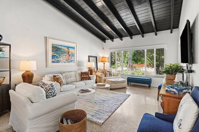 Building Photo - 340 NE 7th Ave