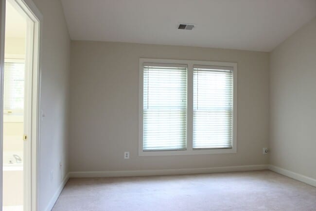 Building Photo - Lovely 2 Bedroom with office on 1st floor,...