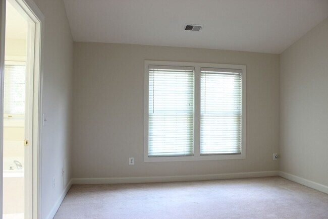 Building Photo - Lovely 3 Bedroom 2.5 Bath Townhome with De...