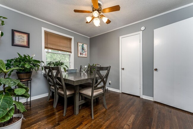 Building Photo - 206 River Heights Dr