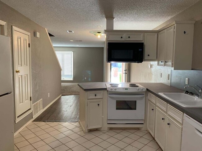 Building Photo - 8308 Raleigh Ave