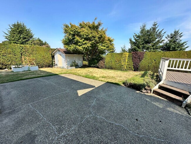 Building Photo - Stunning large 3 bedroom home in West Aubu...