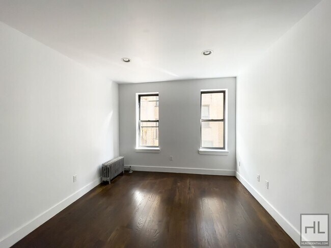 Building Photo - Renovated Spacious 1-Bed 1-Bath / West Cro...