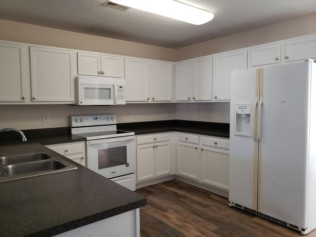 Building Photo - 2 bedroom Townhouse in Mooresville