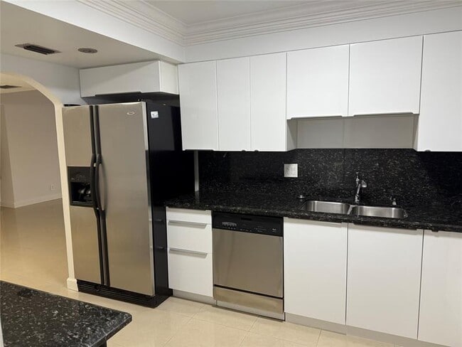 Building Photo - 5100 N Ocean Blvd