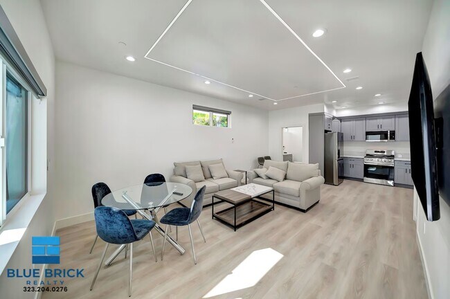 Building Photo - 5841 Vanalden Ave