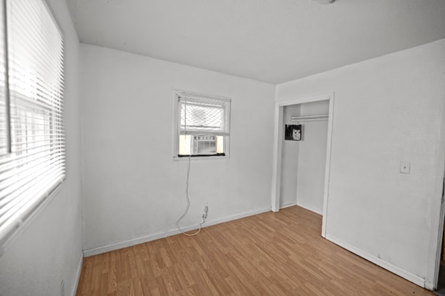 Building Photo - 512 E Olive St